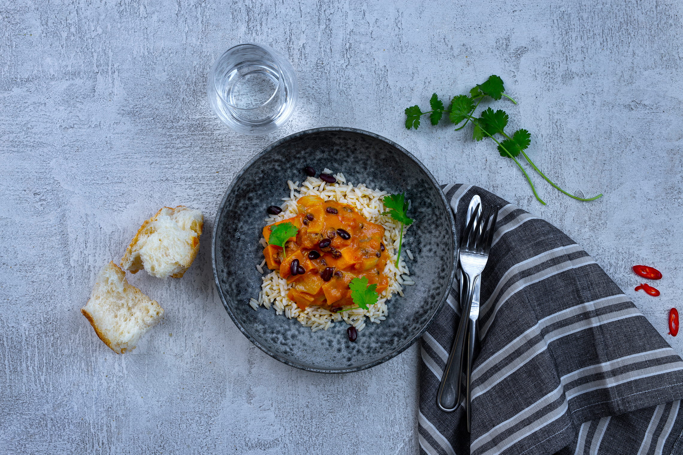 Vegetarisk Gryderet Med Sode Kartofler Og Sorte Bonner